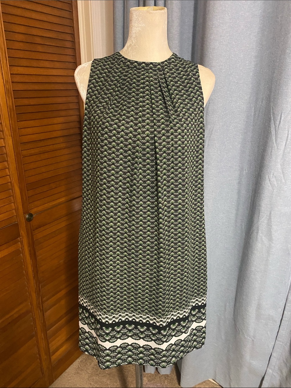 H&M Black and Green Sleeveless Midi Shift Dress with Scalloped Border